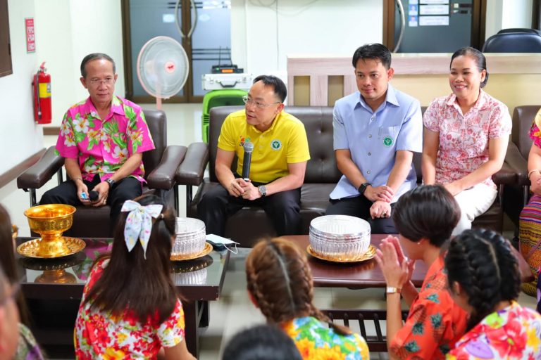 [11 เม.ย. 66]  สำนักงานเขตสุขภาพที่ 10 จัดงานประเพณีสรงน้ำพระพุทธรูป และรดน้ำขอพรผู้บริหารและผู้อาวุโสเนื่องในโอกาสงานประเพณีสงกรานต์